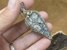 Fossiel koraal hanger in zilverdraad, gewrapped door Karin Keur