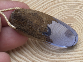 Boulder opaal hanger met walnoot hout en epoxy