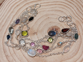 Zilveren armband met verschillende stenen
