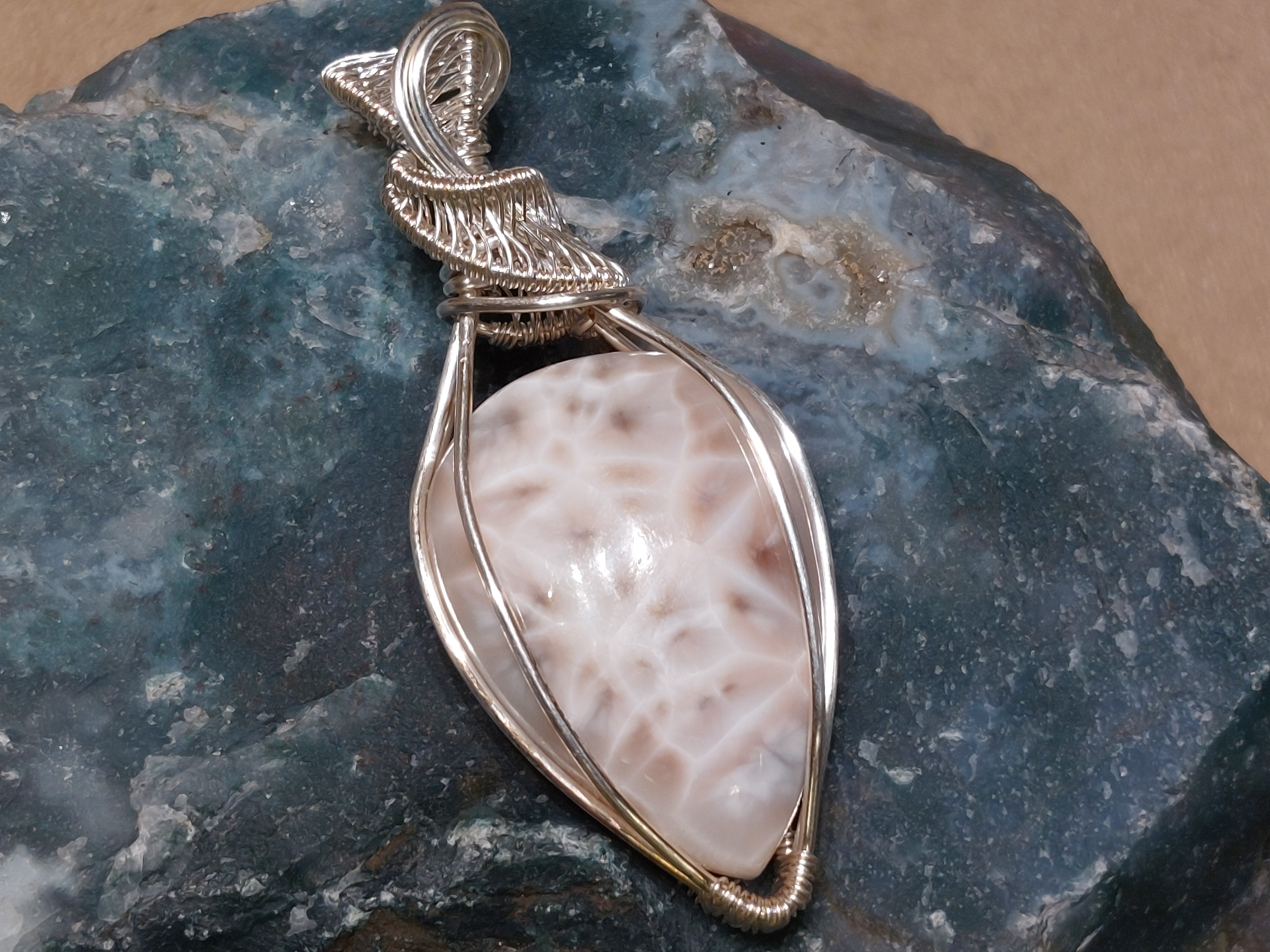 Natroliet hanger in silverfilled draad, gewrapped door Karin Keur