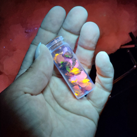 Flesje met UV reagerende mineralen