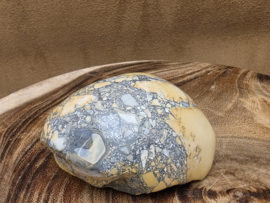 Maligano jaspis sculptuur half gepolijst