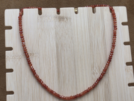 Carneool ketting facet geslepen met goudkleurige sluiting