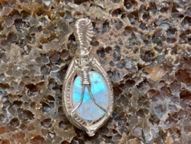 Regenboog maansteen in silverfilled draad, gewrapped door Karin Keur