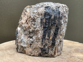 Zwarte toermalijn ruw stuk met gouden mica, hematiet en albiet