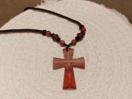 Ketting met rode jaspis kruis