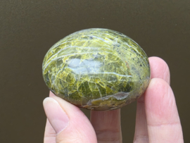 Groene opaal handsteen