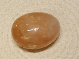 Agnitiet of hematoid kwarts handsteen