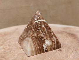 Chocolade calciet/aragoniet piramide
