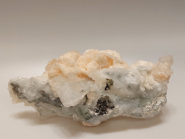 Stilbiet op druzy chalcedoon cluster