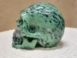 Robijn in zoisiet human skull