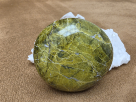 Groene opaal handsteen