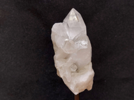 Bergkristal cluster op standaard