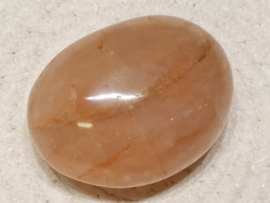 Agnitiet of hematoid kwarts handsteen