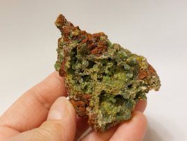 Wulfeniet met groene mimetiet cluster