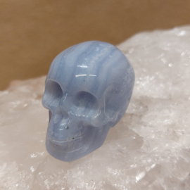 Blauwe chalcedoon of blue lace agaat human skull