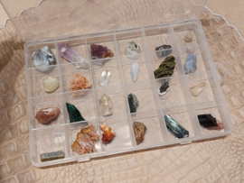 Verzameldoosje met 24 bijzondere ruwe kristallen of mineralen