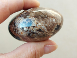 Bruin zwarte opaal handsteen