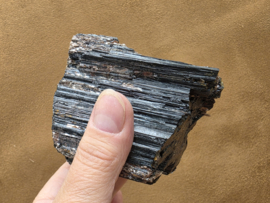 Zwarte toermalijn ruw stuk met gouden mica, hematiet en albiet