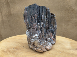 Zwarte toermalijn ruw stuk met gouden mica, hematiet en albiet