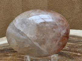 Agnitiet of hematoid kwarts handsteen
