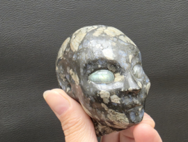 Que sera of vulkaniet elfen being met labradoriet ogen