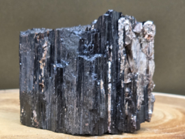 Zwarte toermalijn ruw stuk met gouden mica, hematiet en albiet