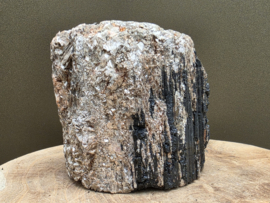 Zwarte toermalijn ruw stuk met gouden mica, hematiet en albiet