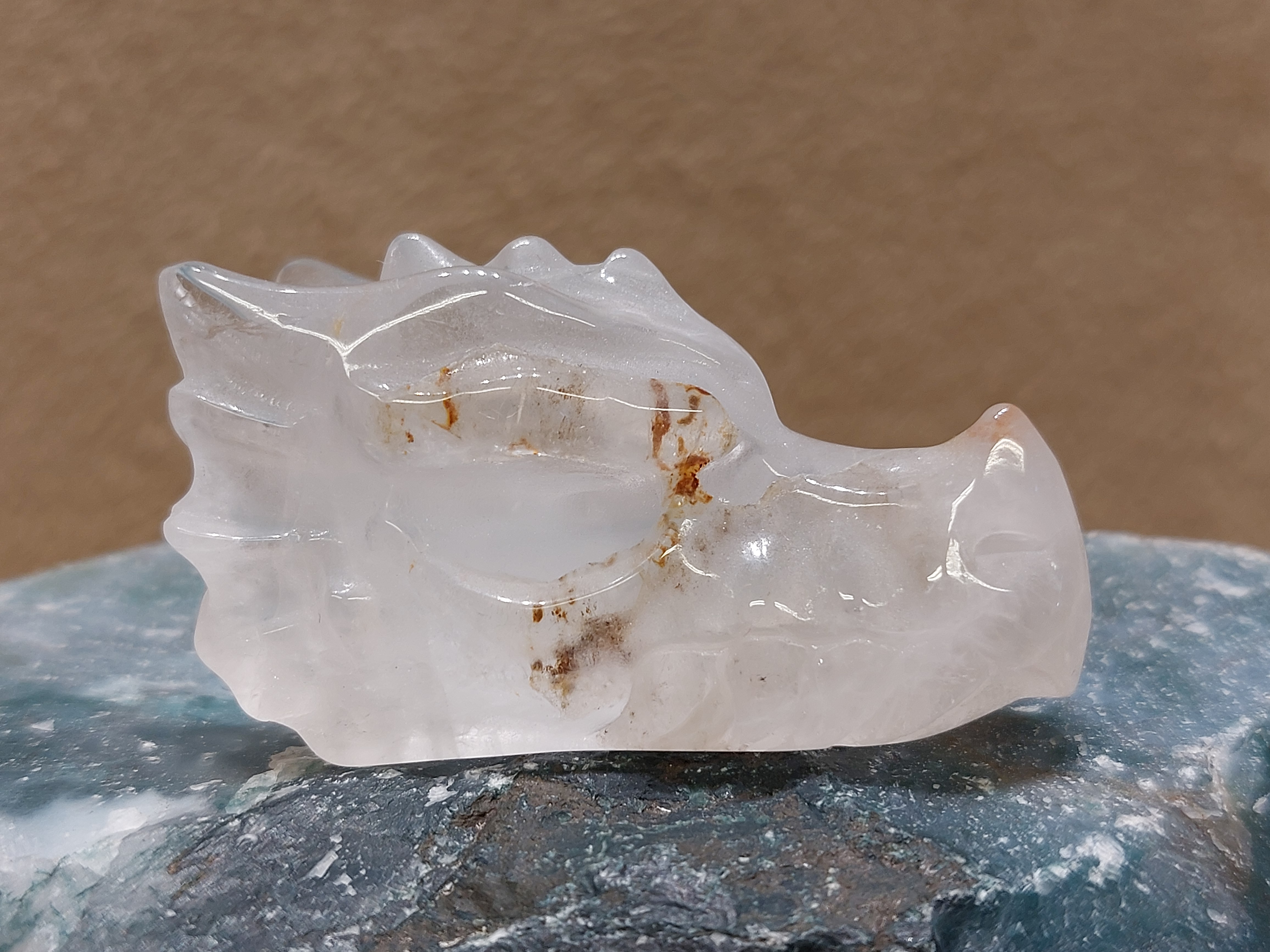 Bergkristal draak met insluitingen