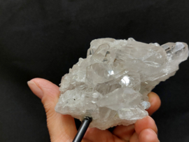 Bergkristal cluster op standaard uit Brazilië