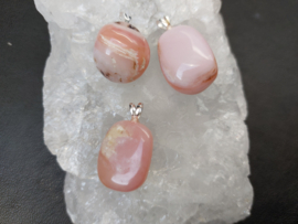 Roze andes opaal hanger met zilveren oogje