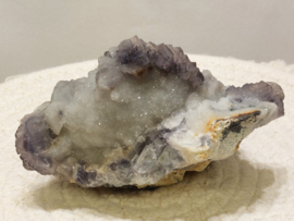 Fluoriet op druzy chalcedoon met calciet, Hunan, China