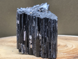 Zwarte toermalijn ruw stuk met gouden mica, hematiet en albiet