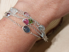 Zilveren armband met verschillende stenen