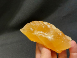 Oranje calciet ruwe brok