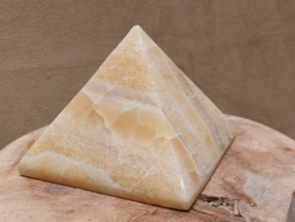 Oranje calciet piramide