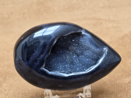 Zwarte agaat ei met geode