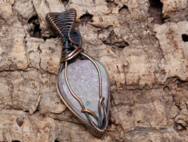 Stichtiet hanger in koperdraad, gewrapped door Karin Keur
