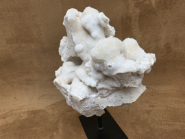 Spirit chalcedoon cluster op standaard uit Indonesië