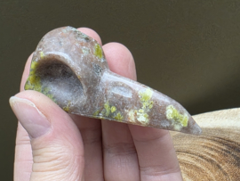 Roze calciet met serpentijn ravenskull