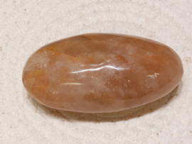 Agnitiet of hematoid kwarts handsteen