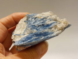 Kyaniet ruw cluster