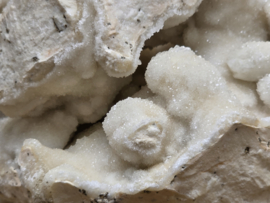 Spirit chalcedoon cluster op standaard uit Indonesië