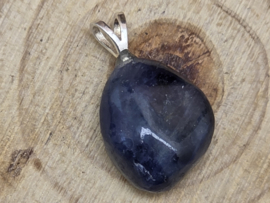 Saffier hanger met zilveren oogje