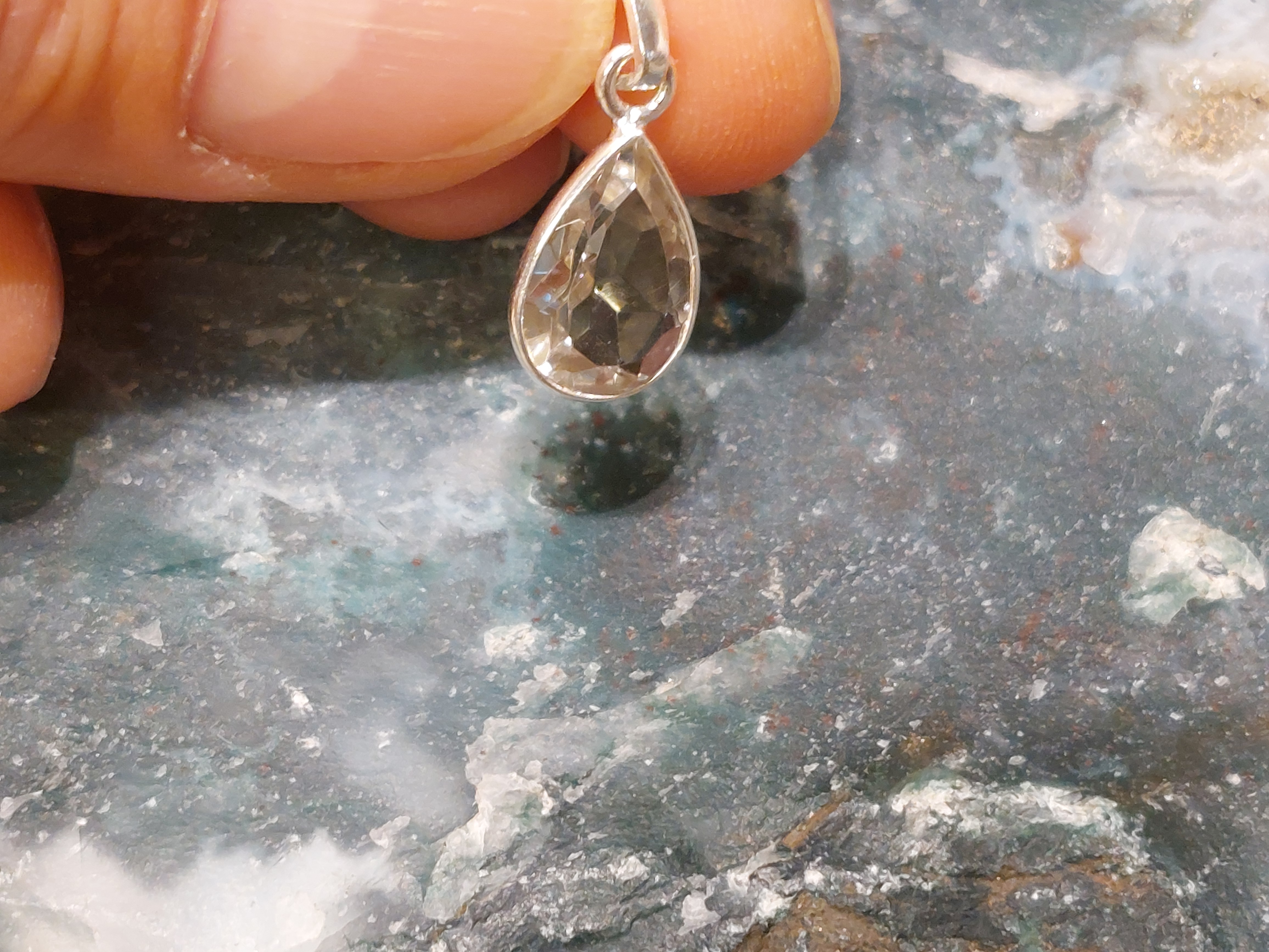Bergkristal hanger in zilver facet geslepen