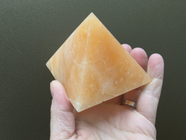 Perzik calciet piramide