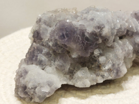 Fluoriet op druzy chalcedoon met calciet, Hunan, China