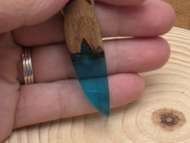 Boulder opaal hanger met walnoot hout en epoxy