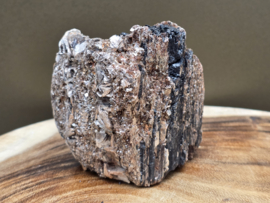 Zwarte toermalijn ruw stuk met gouden mica, hematiet en albiet