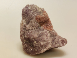 Lepidoliet met roze toermalijn cluster "unicorn stone"